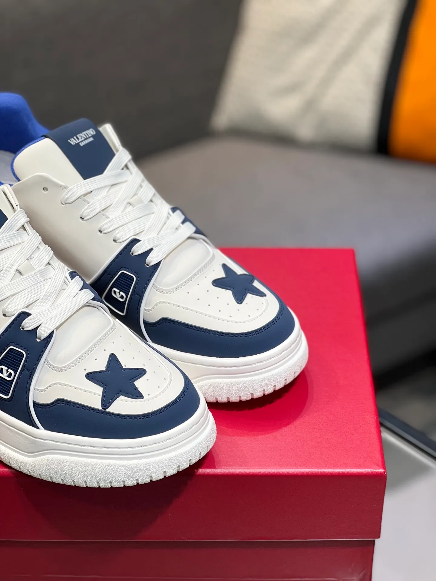 Men's Men's Shoes 💰660 Valentino 2023 early autumn new star shoes are now online! Wang Hedi and Ren Jialun have been worn by many celebrities. Who can refuse the same couple shoes as Wang Hedi! The design of Stars Stab My Heart is cool and spicy. The material of the shoes is cowhide, and every color is beautiful! Size 35-40, men’s size 39-44 (women’s 41, men’s 38, 45🉑️customized)